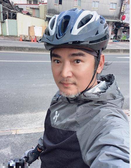 53岁焦恩俊罕晒健身照胡子花白显老态既热爱美食又享受生活