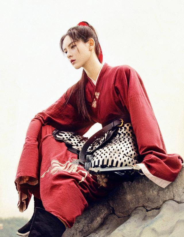 女儿家的英豪之气油然而生,张予曦目光坚毅,身板挺直,真真有了花木兰