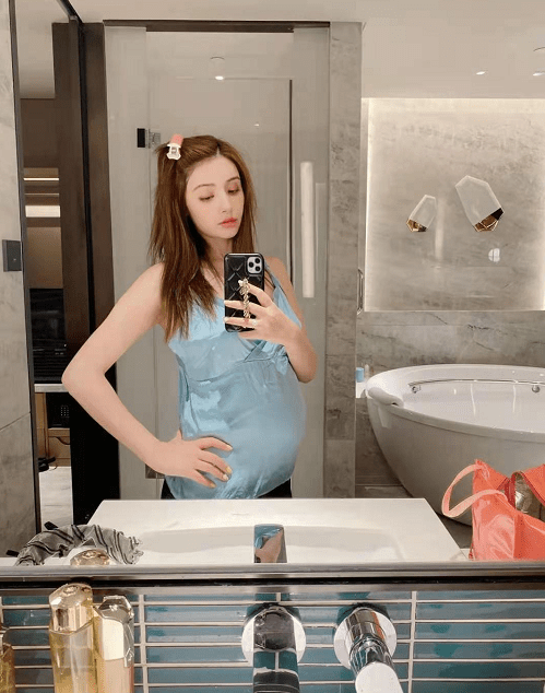 原创麦迪娜晒臭美自拍染头发做美甲孕期也要美胖18斤后半身出镜