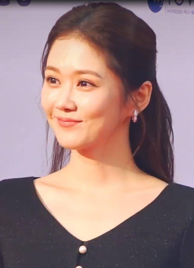 原创38岁张娜拉穿星空裙超少女但镜头拉近童年滤镜都不管用了