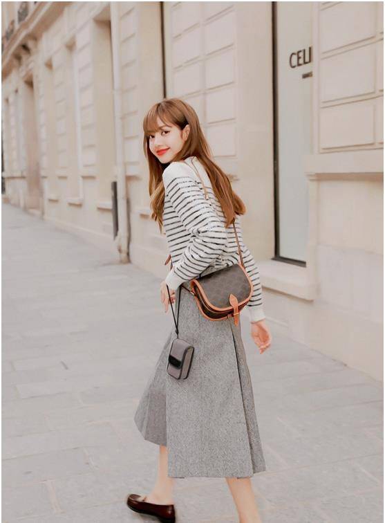 lisa秋季女神装,驼色皮衣搭配牛仔长裤,既显气质,又有气场_效果_衣服