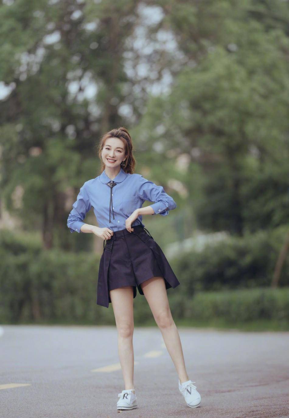 原创37岁吴昕梳起马尾辫校园风穿搭蓝色衬衣配裤裙少女心溢出屏幕