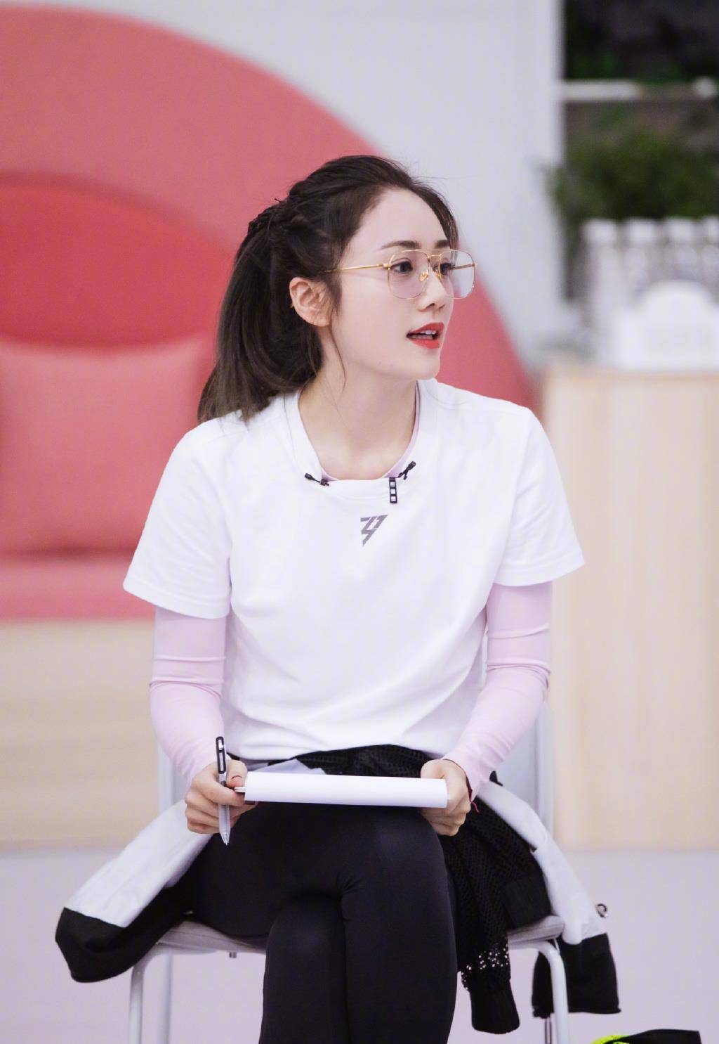 38岁刘芸穿搭超级少女!迷彩上衣搭配热裤简约帅气又时髦