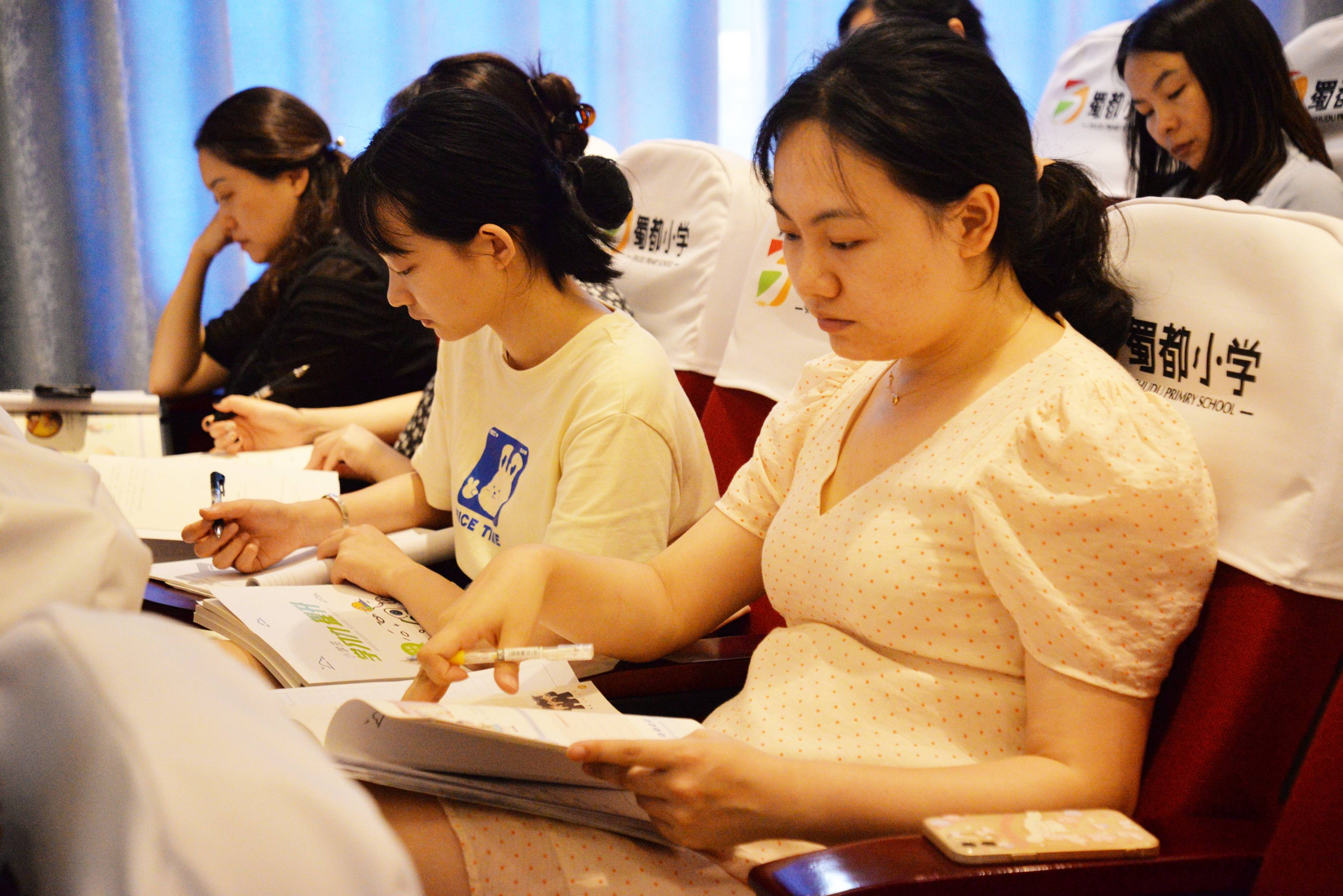 米亭子小学校长胡小平带领团队深入研究了"小学生学习力提升"课程