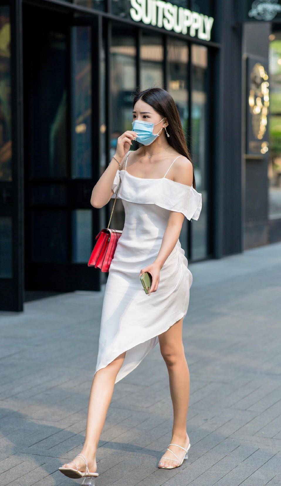 原创连衣裙怎么穿出身材优势美女选择吊带裙展现好身材又不会太俗气