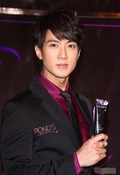 家庭背景强大的吴尊,曾因隐婚被吐槽,如今升级奶爸的他令人羡慕