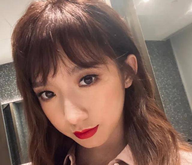 孟美岐的"狗啃刘海",遮住有辨识度的五官,气质全无_发型_额头_效果