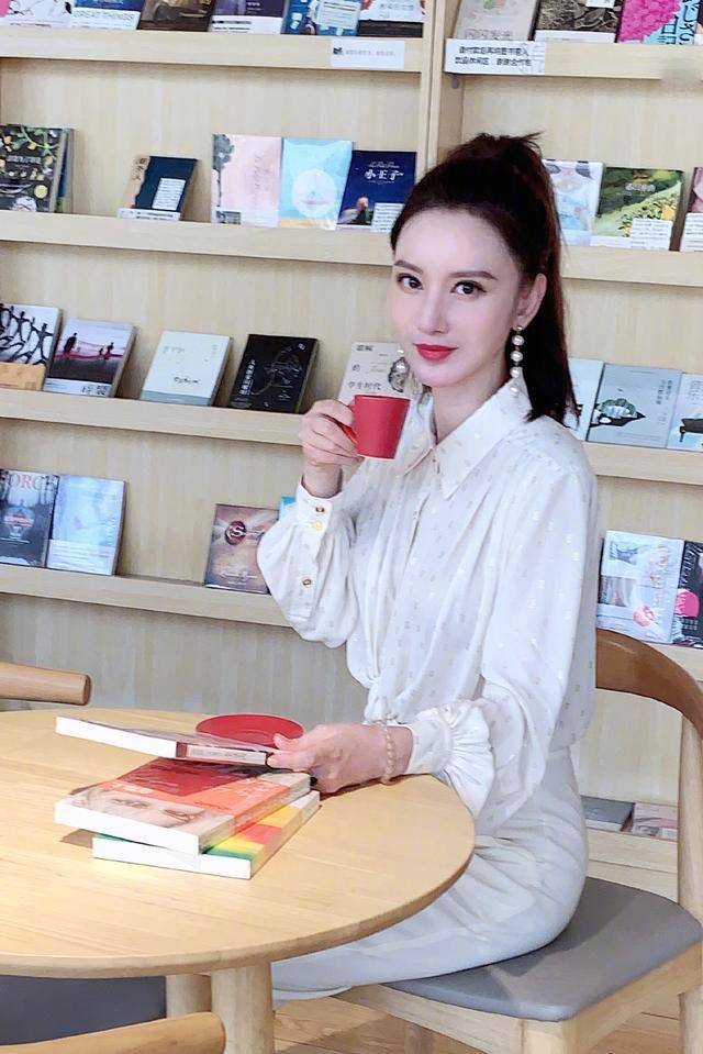 企业家张萌走机场一身黑衣上身超飒不愧是选美冠军出身