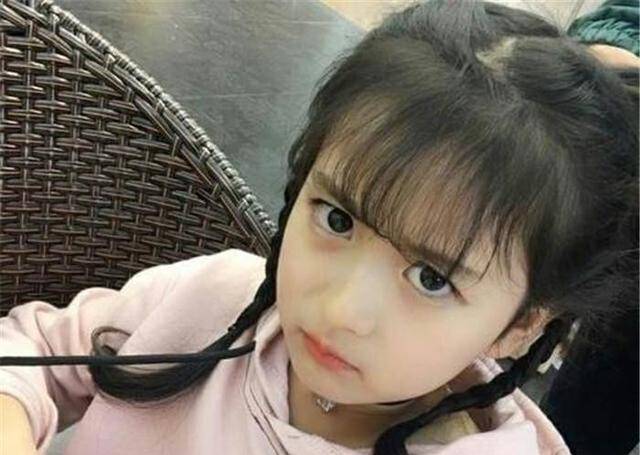 年仅9岁就"天天"化妆,看了裴佳欣的素颜照,网友:快有皱纹了_皮肤_漂亮