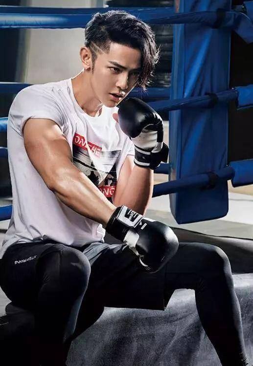 汪东城不仅仅是帅,同时他的肌肉,无论是手臂还是肩膀,或者是身材肌