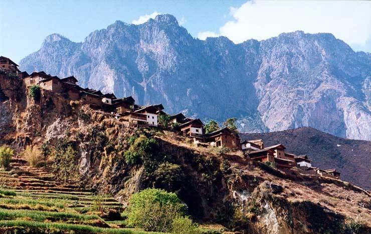 云南有一个村子，全村人都居住在一块大石头上，四周都是悬崖