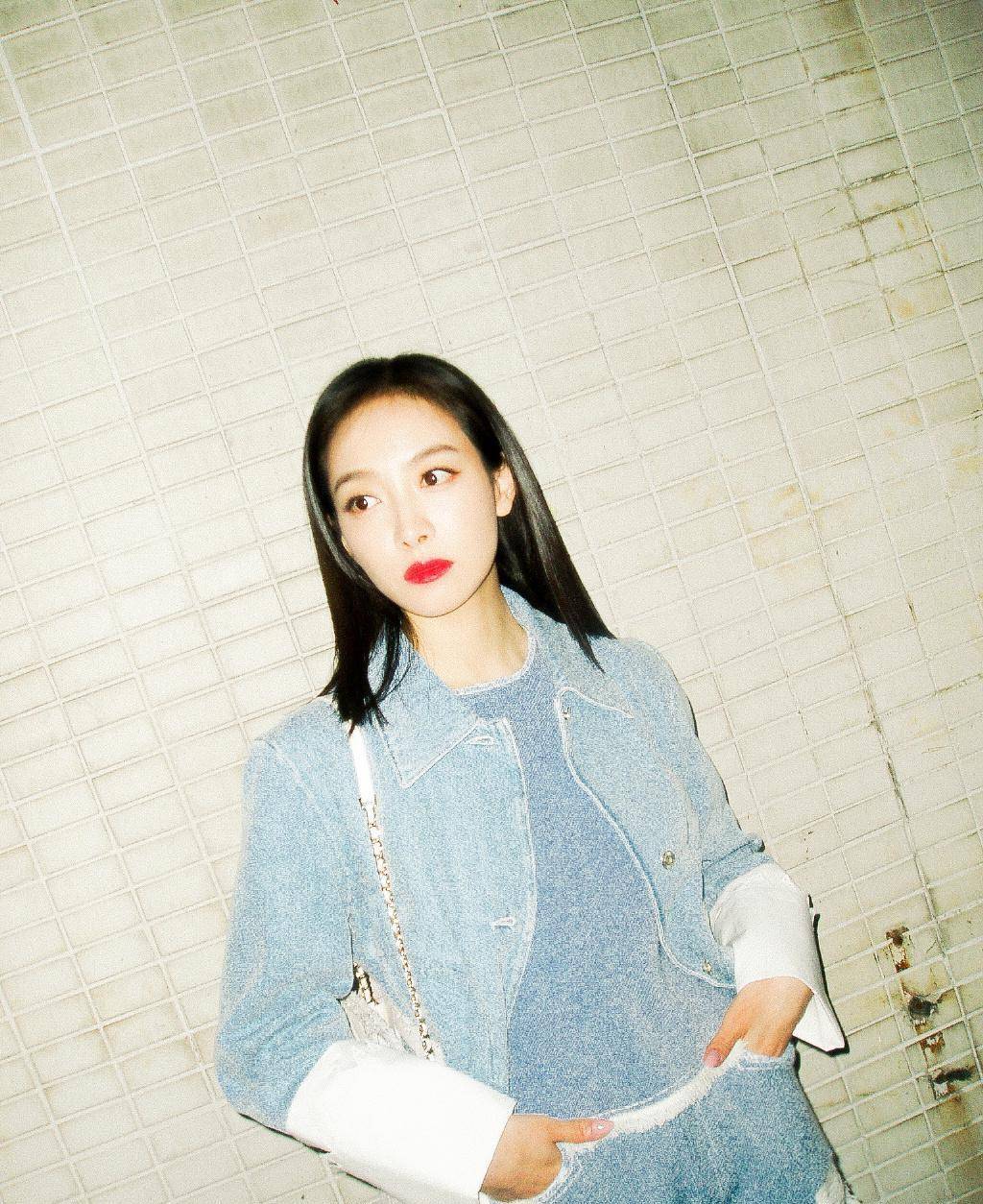 原来宋茜私下这么少女,牛仔套装 小白鞋,似初恋般清纯动人_造型_时尚