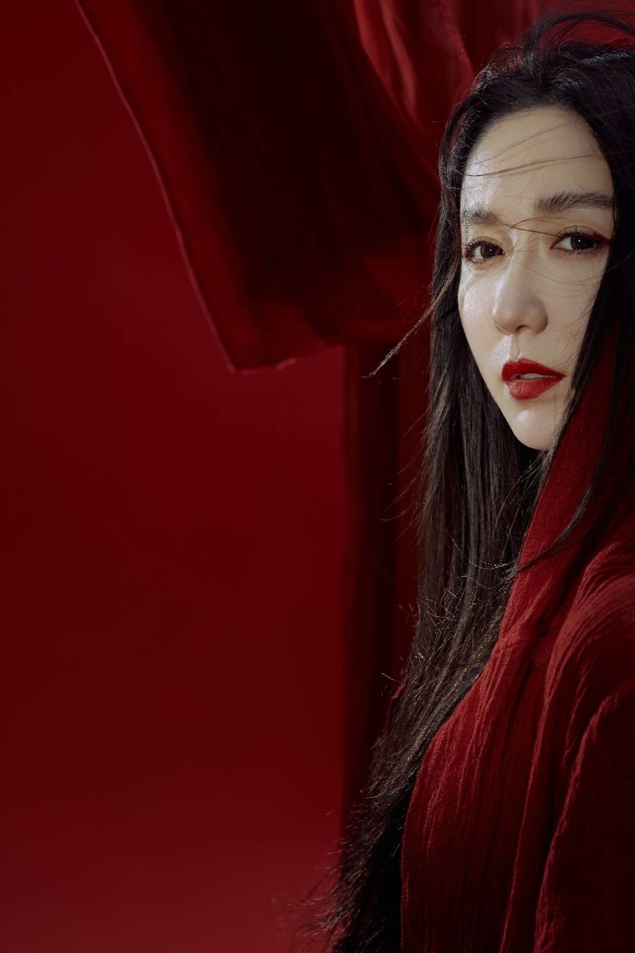 明星时尚娄艺潇新歌木兰辞上线国风红衣大片飒气十足