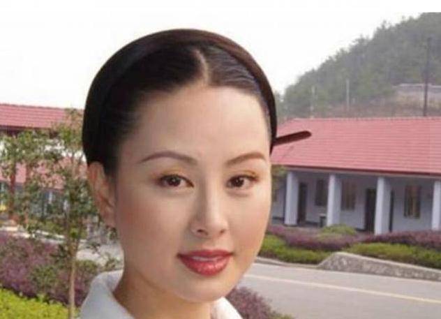 曾大红大紫,素颜比许晴美,巅峰时选择皈依佛门,原因一直是谜_余小雪