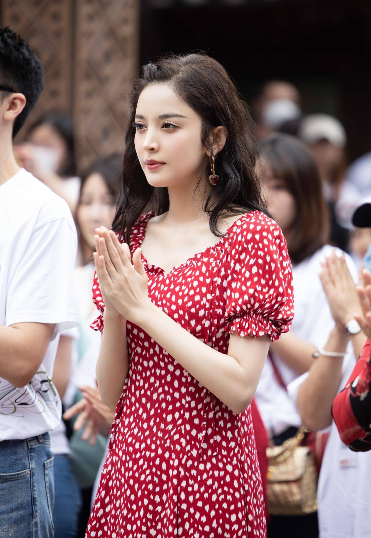 清纯美女古力娜扎又晒穿搭意想不到的惊艳妥妥的时髦精女孩