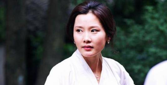 原创冰肌玉骨何赛飞老公是初恋结婚30年无绯闻儿子却随自己姓