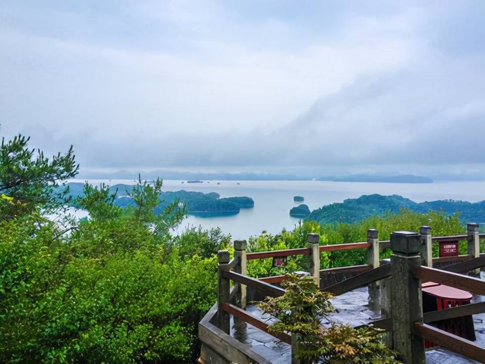 鱼跃千岛湖图片