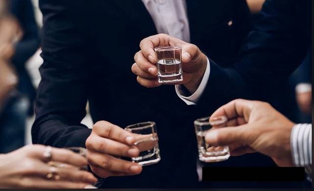 请人喝酒,这3种酒尽量别带上桌,丢脸没面还伤感情_口感_类型_茅台酒