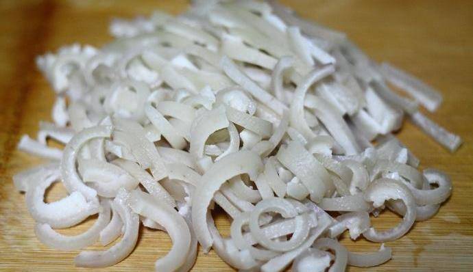 香叶等一起小火慢慢翻炒6,炒至调味料散发出香味后加入肉皮一起翻炒7