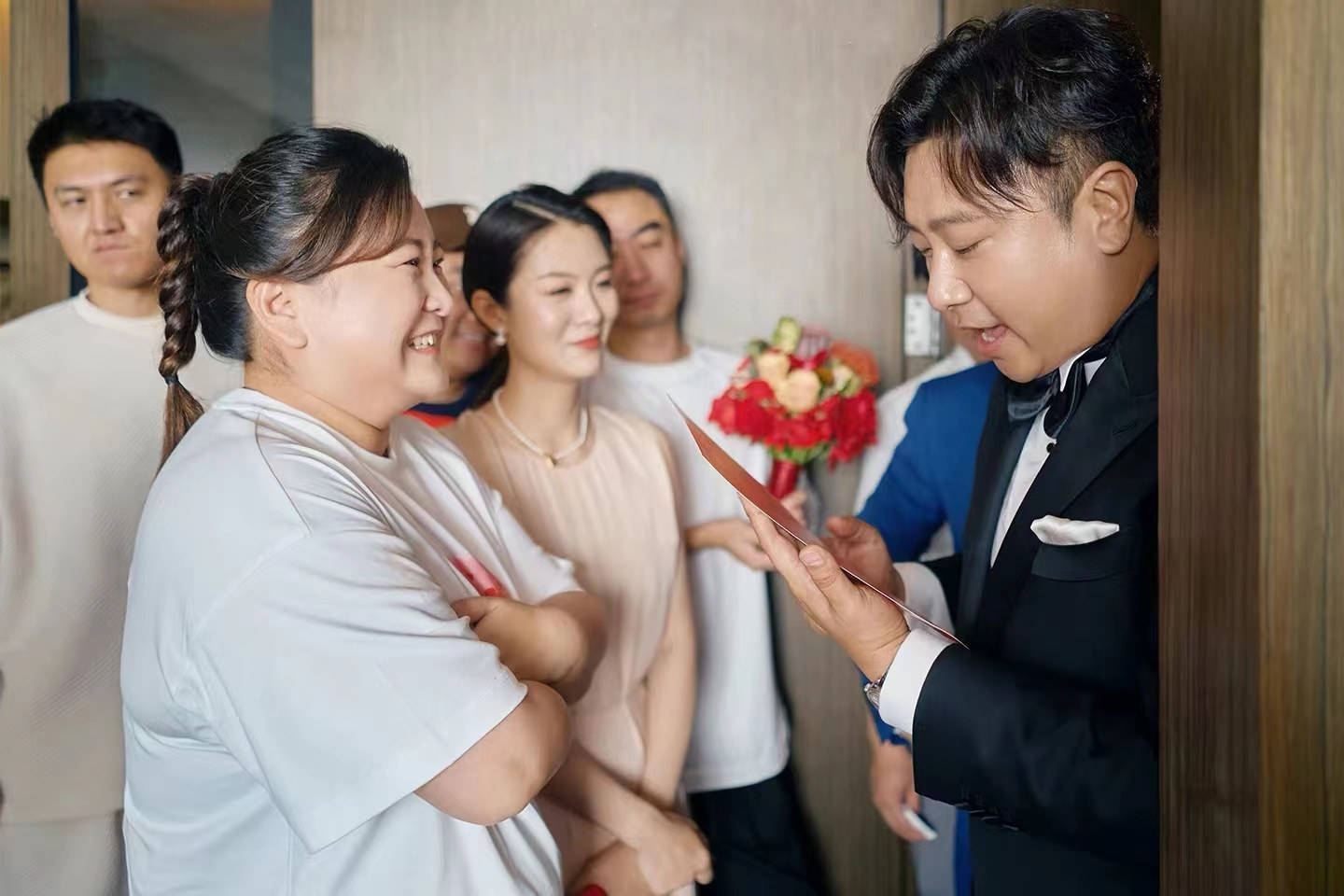 大碗娱乐张泰维姬晴结婚,老板贾玲当证婚人,孙越和烧饼到场祝贺_婚礼