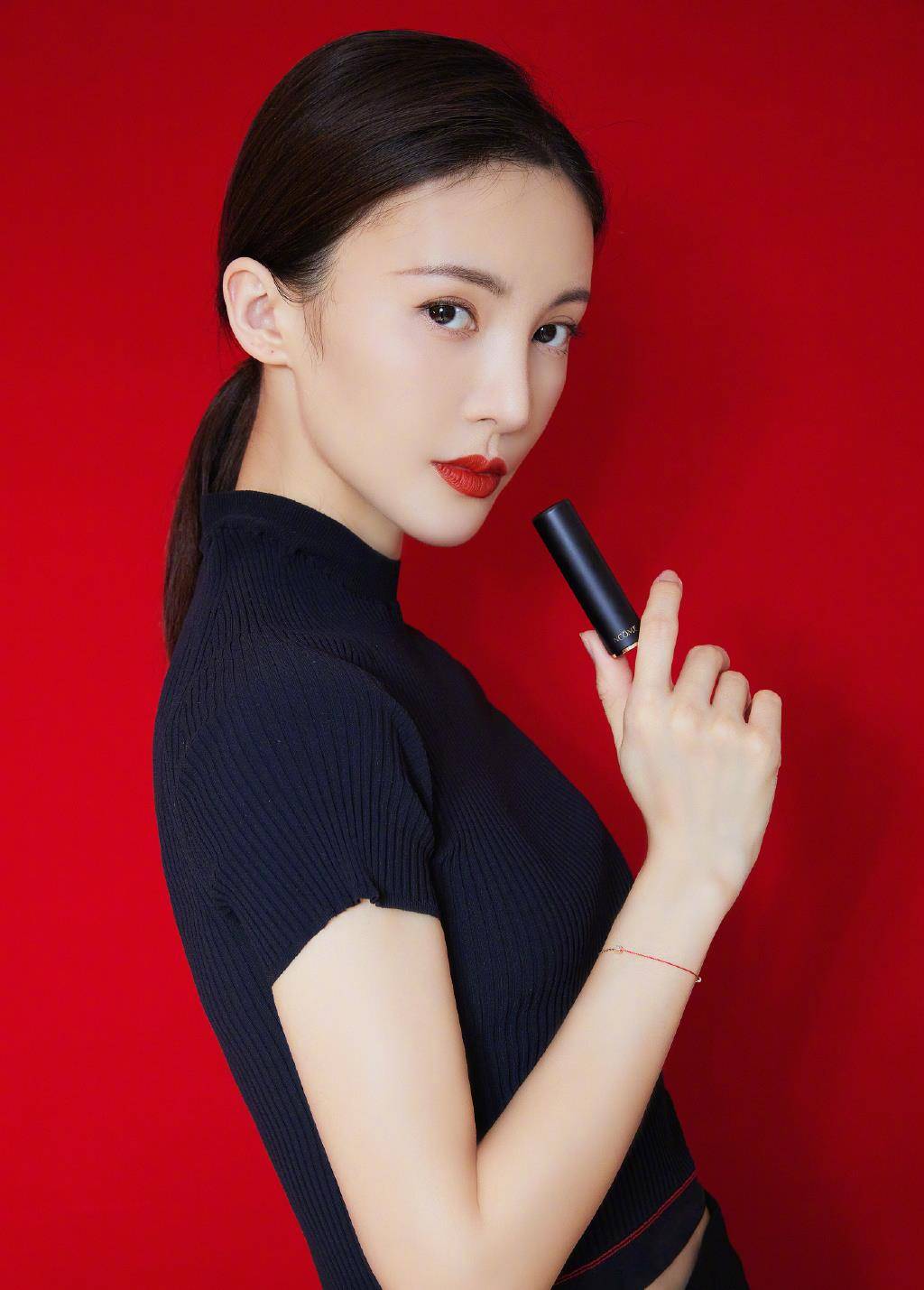 最近,金晨为兰蔻拍摄了新的口红写真造型.