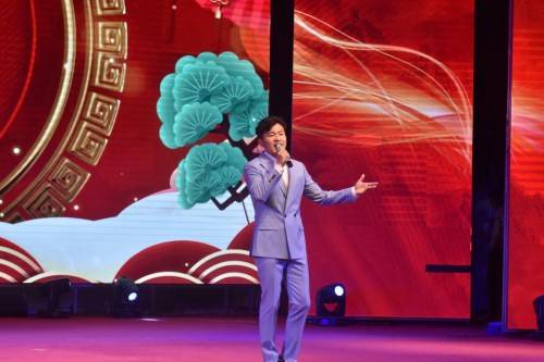 罗丽诗,乔月禹傣族三人舞《邵多丽》器乐演员伊力亚尔·阿友甫演奏