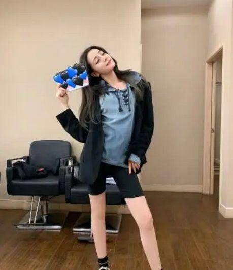 原创迪丽热巴寝室照曝光穿运动短裤坐下的一刻圆规腿过于真实