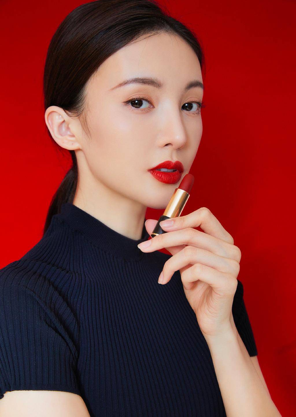 金晨果然是变高调了穿紧身露脐装涂大红唇霸气得像个女强人