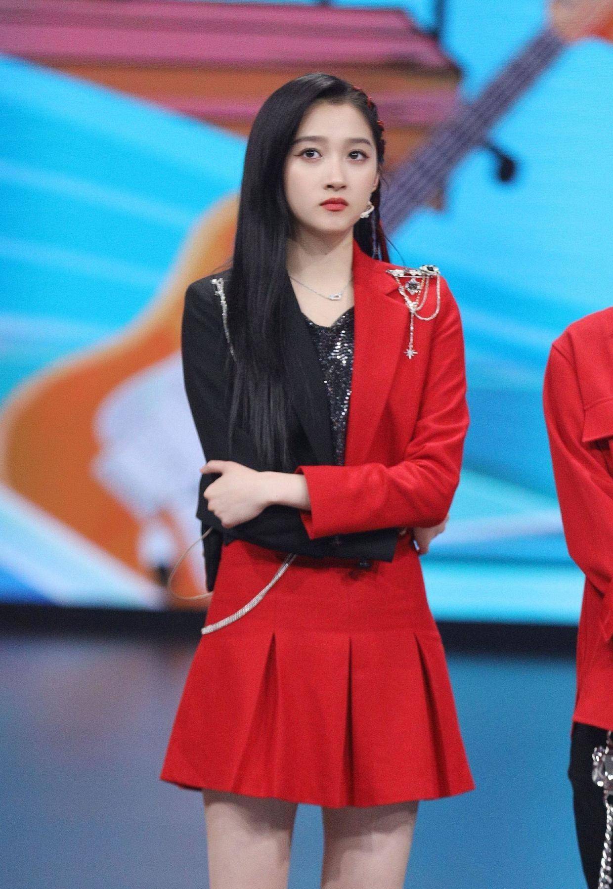 关晓彤终于"长开了",穿抹身材礼服华丽高级,大家闺秀的气质浓郁_融合