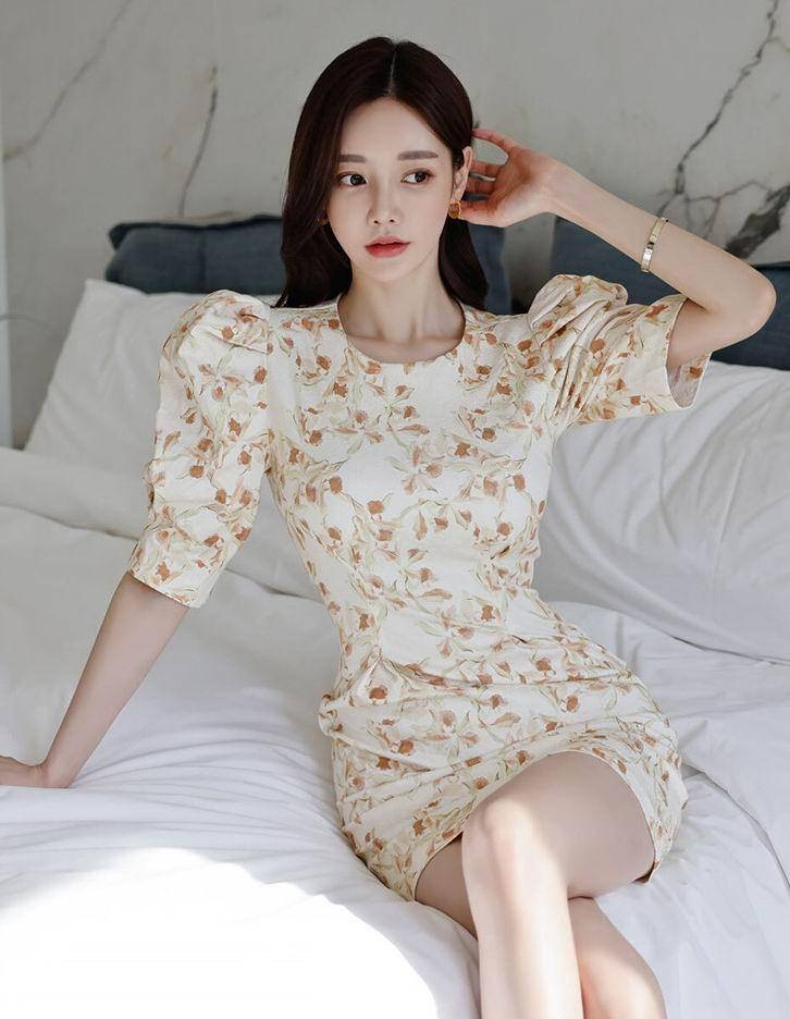 2022年7月最新孙允珠高清写真-夏季气质圆领泡泡袖显瘦印花包臀裙