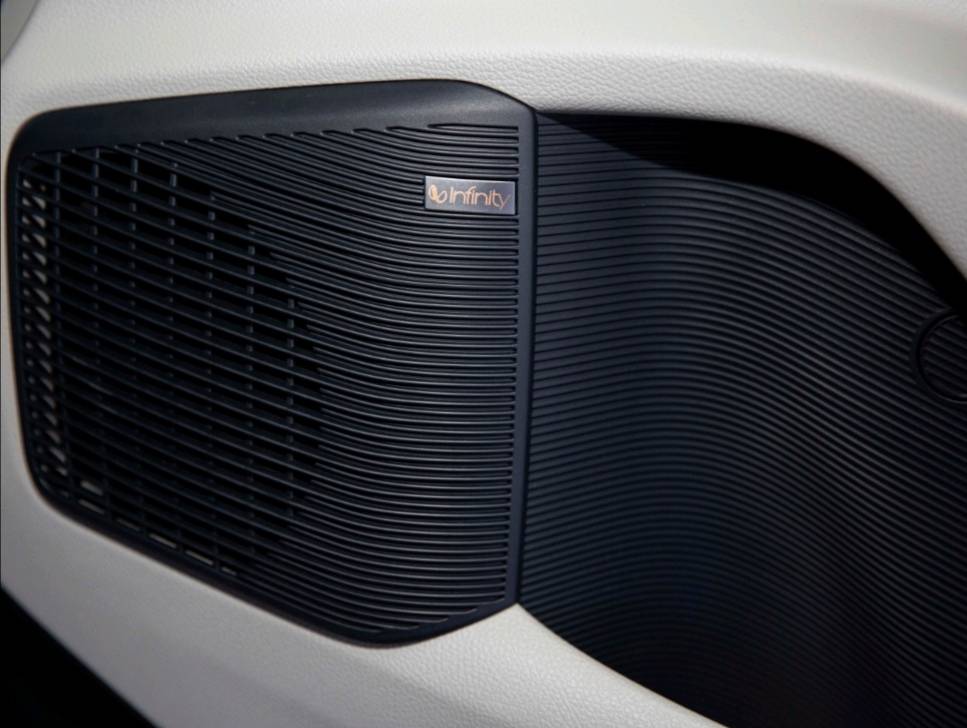 车内音响系统升级为行业顶级的infinity品牌,音乐响起来时座舱内10个