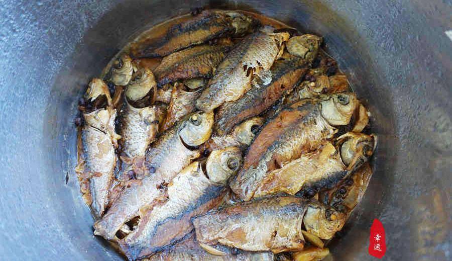 不用吐刺的小酥鱼条条入味,咸鲜可口骨酥肉烂,让你停不下筷子_鲫鱼