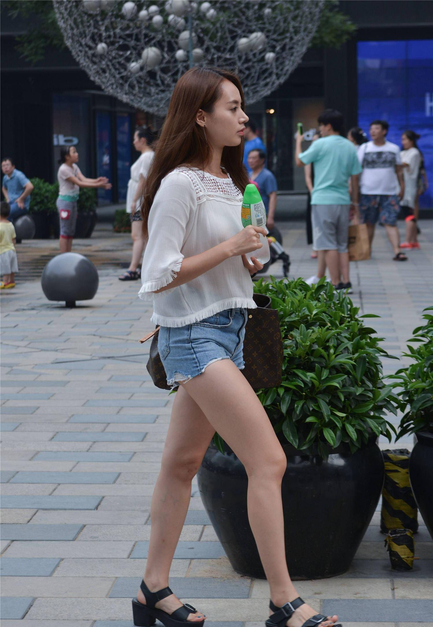 这样的厚底坡跟凉鞋,是不是只有刚学穿高跟鞋的女生,才更喜欢?