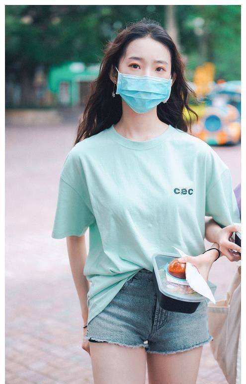 网友们的眼中就只能看到张艺凡了,这条十厘米的牛仔裤穿在张艺凡身上