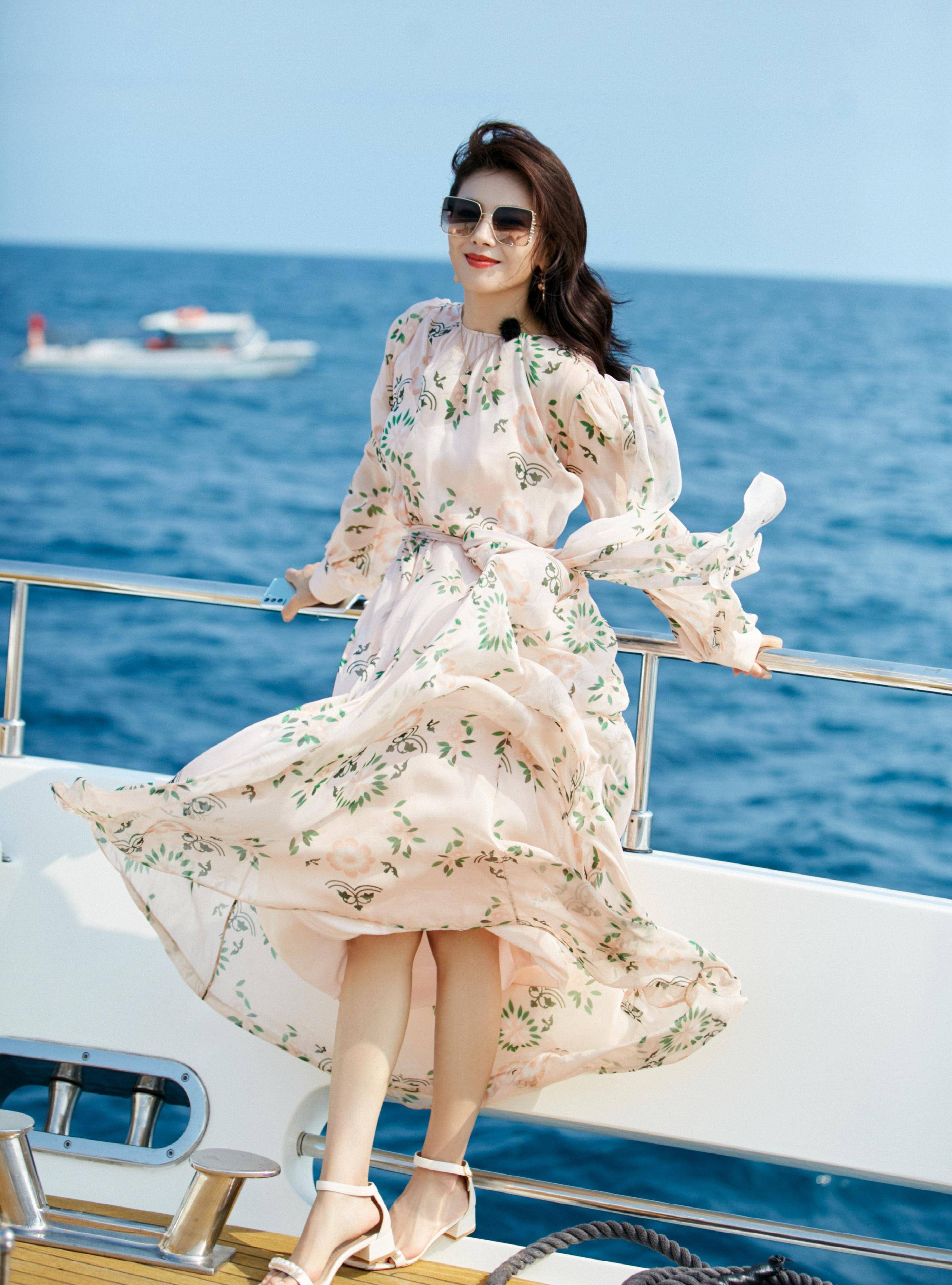 刘涛身穿法式浪漫印花裙时尚海风,总能透出一股看不够的优雅范儿