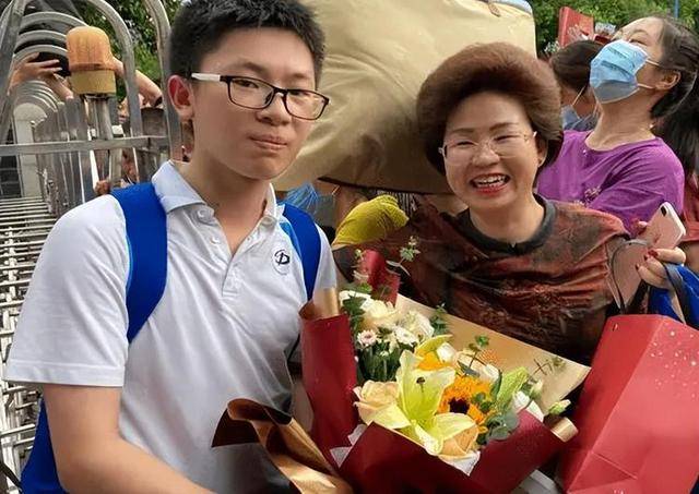 父母高兴庆祝孩子考上985大学亲戚冷嘲热讽这个专业没出息