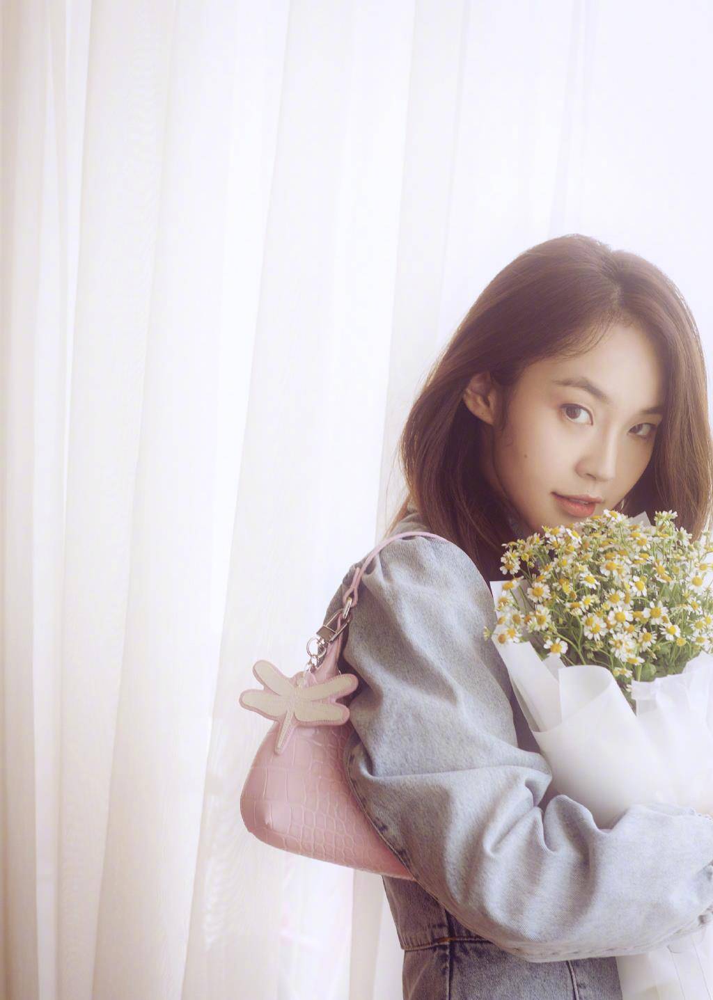 张佳宁甜出蜜来了,穿浅色牛仔装背粉色小包包,31岁美得像少女_短发