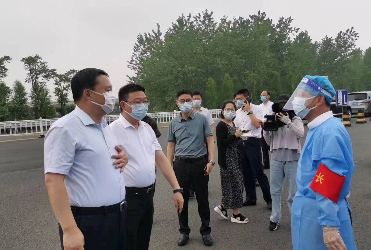 杨中坚实地察看卡口设置,车辆通行等工作落实情况,向防疫人员表示亲切