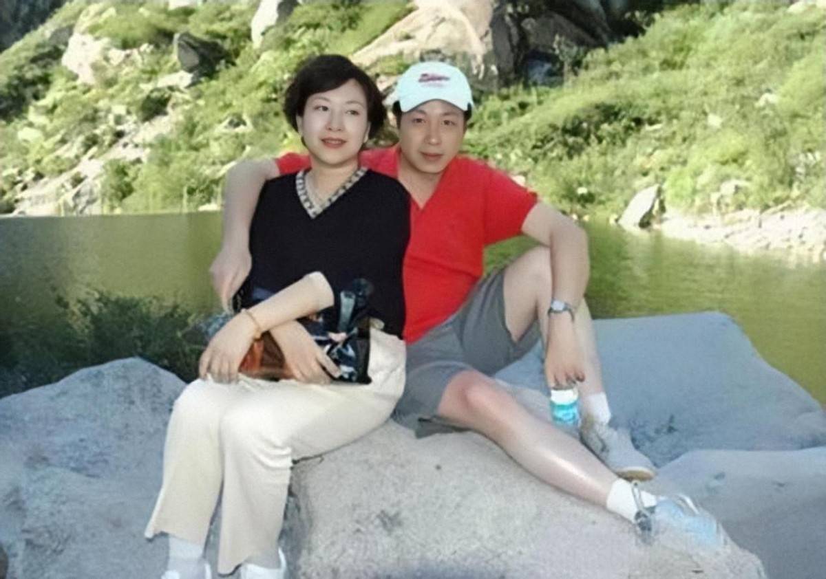 在罗京的葬礼上哭晕,因再婚嫁富商被骂的刘继红,如今怎么样了?