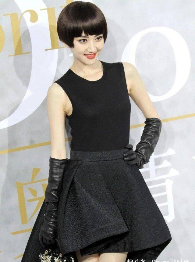景甜剪了短发更精致,一身赫本风高级又优雅,不愧"富家女"出身_款式