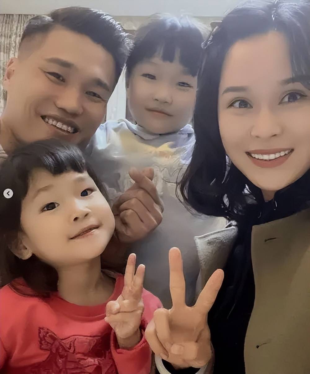 吕小军的老婆罕见露面,看起来十分年轻漂亮,颜值气质丝毫不输女明星