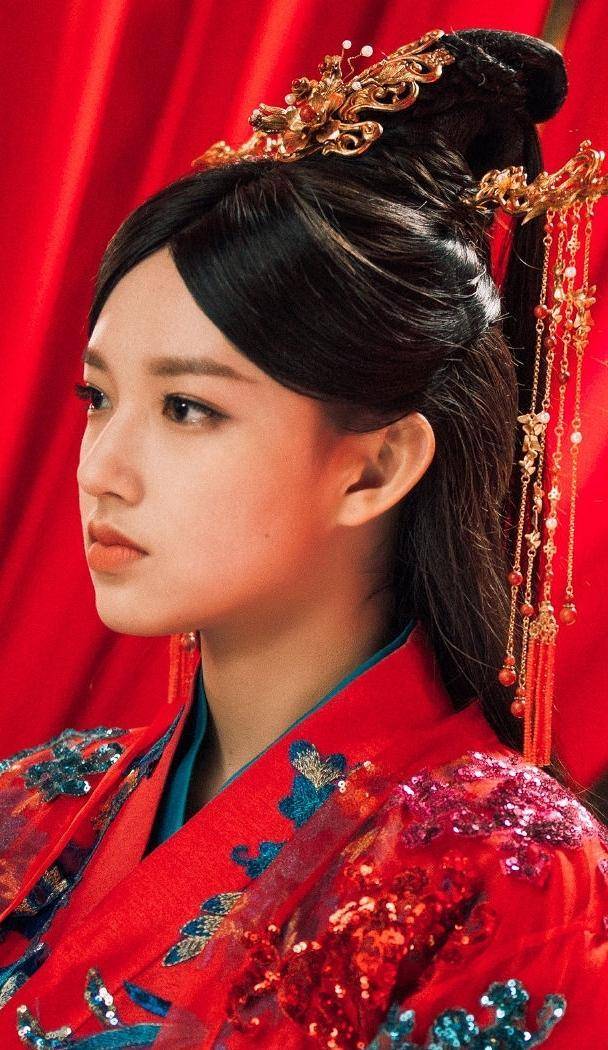 《天醒之路》程潇红色婚服美图欣赏,穿最美的婚服却没嫁给心爱人_路平