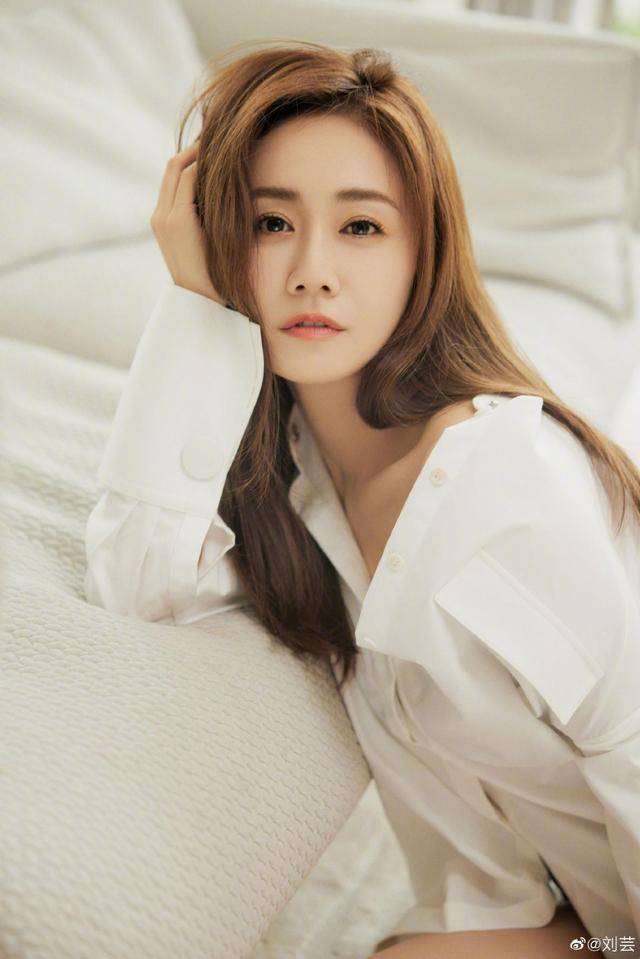 刘芸晒夏日穿搭写真,着白衬衫露香肩好迷人_day_挑战_装饰
