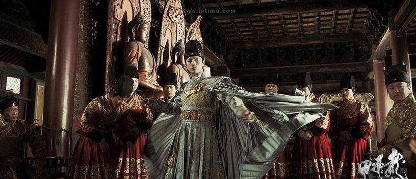 陈坤在电影《龙门飞甲》饰演的雨化田是西厂厂公,在电影中多套戏服