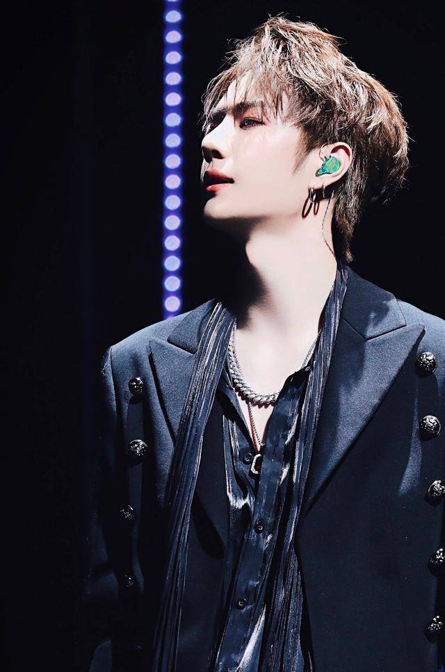 王一博,一个拥有s个人资料的贵族儿子_眼睛_柏原崇_冷漠