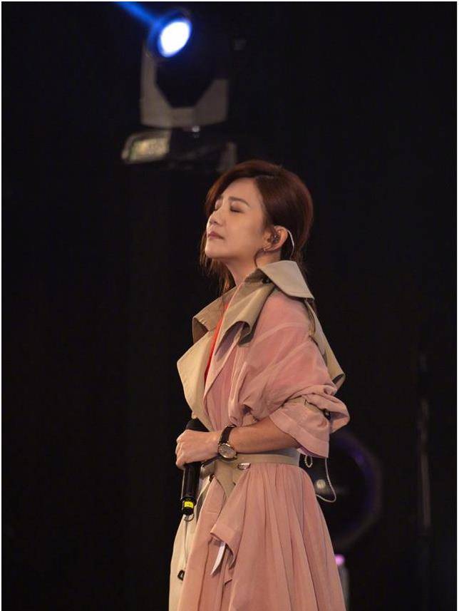 原创梁静茹这组造型好时尚穿风衣配马丁靴斜刘海扎低马尾超减龄