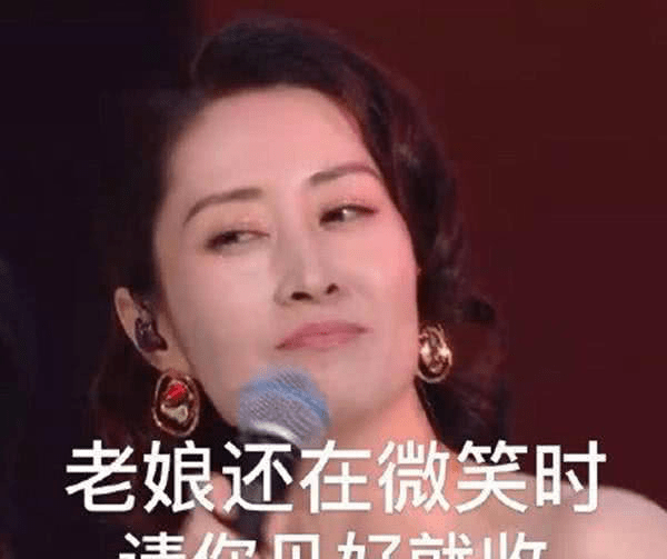 女人似笑非笑的表情图片