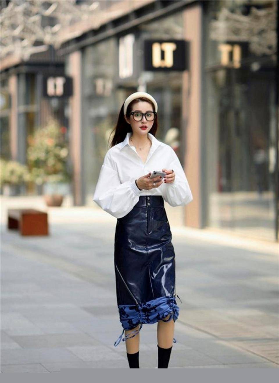 路人街拍,美女穿一件白色真丝吊带衫,显得飘逸又清凉_衣服_时尚_旗袍