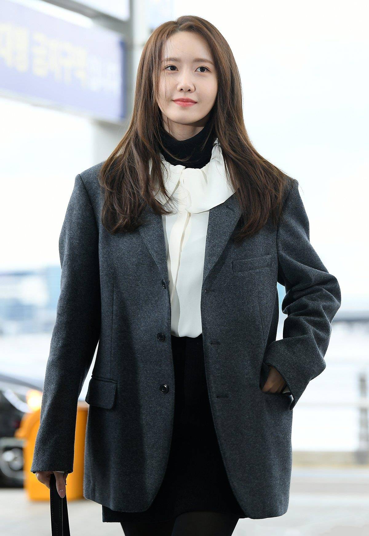 林允儿也太爱穿西装了,这次西装搭却太心机,长腿被衬托的太性感_姐姐