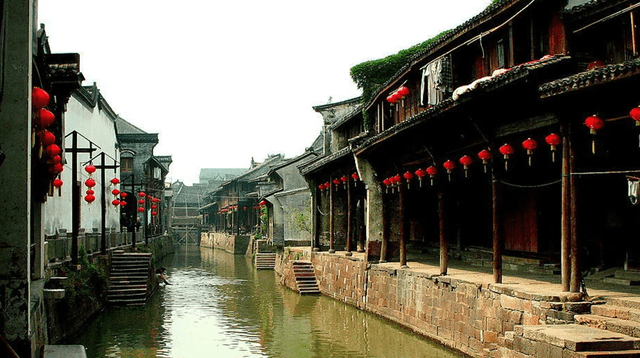 浙江这一古镇，别名仙潭，古色古香，众桥飞跃，已有千年历史了